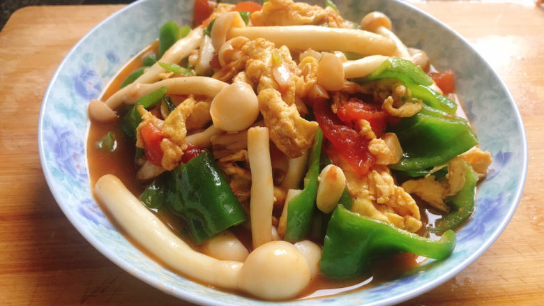 白玉菇炒鸡蛋,成品图,脆嫩爽口的白玉菇,鲜香无比的鸡蛋,酸爽的西红柿,完美!!!