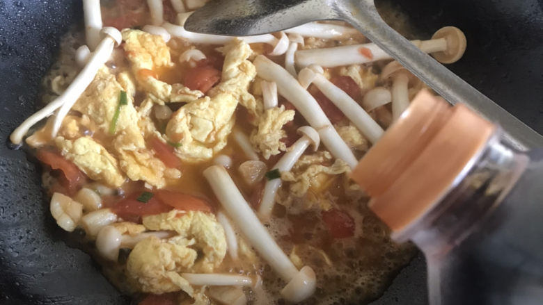 白玉菇炒鸡蛋,加入生抽提鲜,继续翻炒