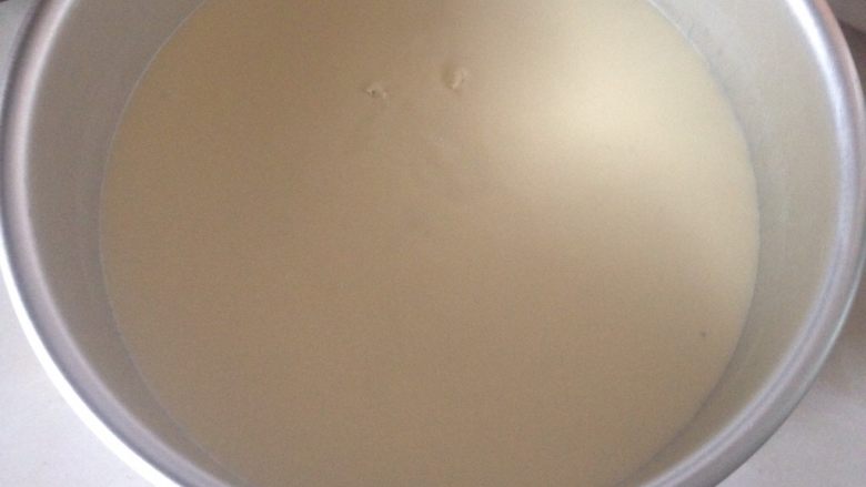 酸奶云朵戚风,翻拌均匀的面糊倒入8寸活底模具,震出气泡^o^