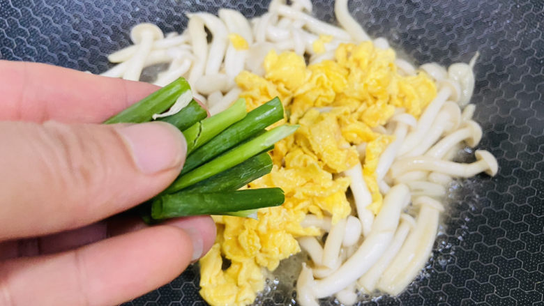 白玉菇炒鸡蛋,放入葱段