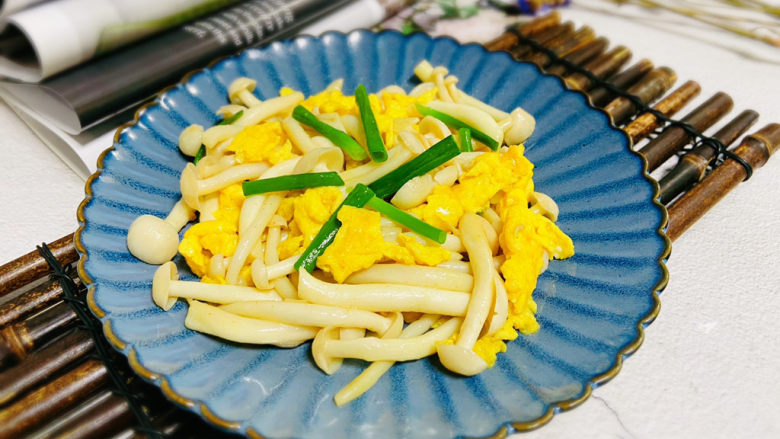 白玉菇炒鸡蛋,鸡蛋炒白玉菇营养美味、香味浓郁。