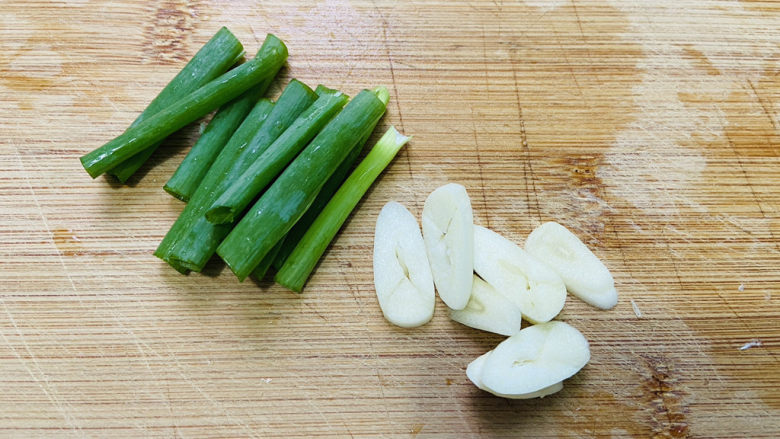 白玉菇炒鸡蛋,香葱切寸段,蒜头去皮切片