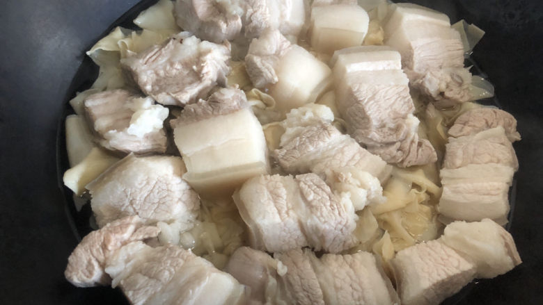 千张红烧肉,肉放锅里注入适量清水,烧开后转中小火