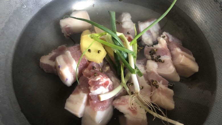 千张红烧肉,放入锅里焯水,加几粒花椒