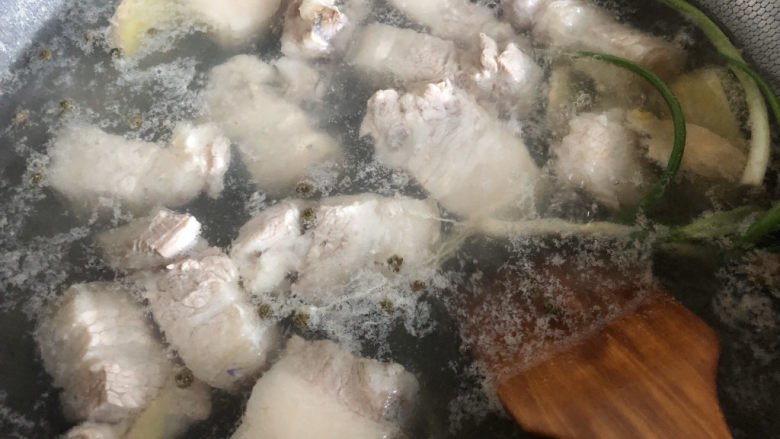 千张红烧肉,煮开后加料酒,煮出血沫