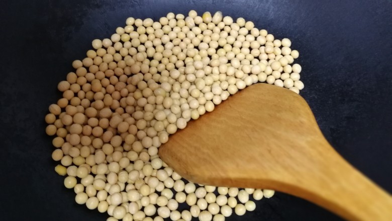 红糖糍粑,倒入锅里,最小火翻炒。