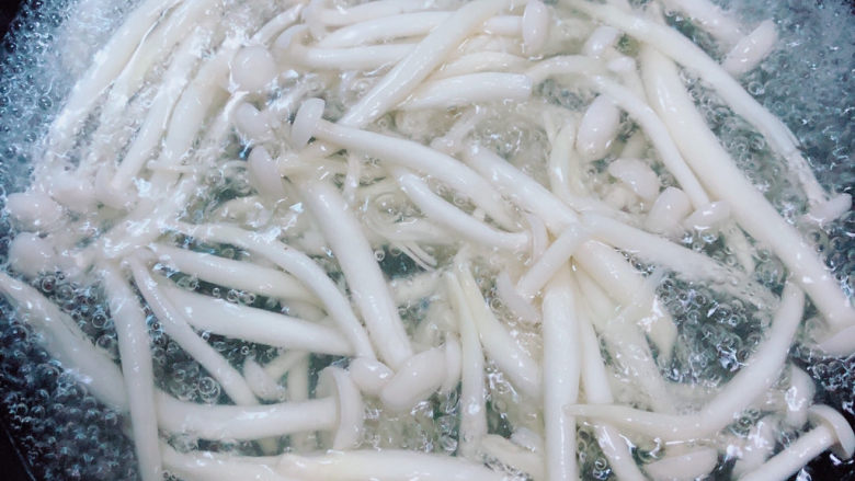 素炒白玉菇,锅开后一分钟,捞出待用。