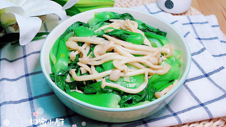 素炒白玉菇,一盘营养美味的新鲜素炒白玉菇就上桌了!