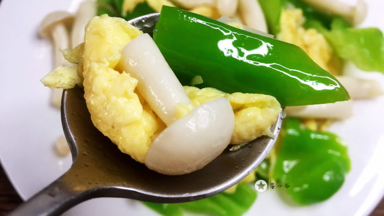 白玉菇炒鸡蛋,色泽鲜艳~