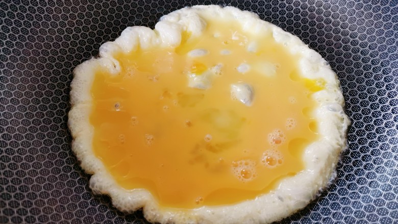 苋菜豆腐汤,先将鸡蛋煎熟,盛出备用