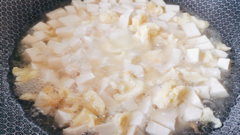 苋菜豆腐汤,大火煮开,待汤汁变成奶白色时