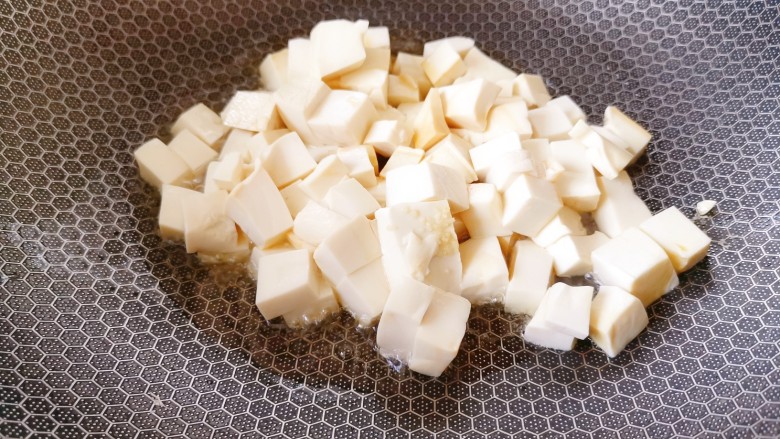 苋菜豆腐汤,再次起锅烧热,加适量食用油将豆腐稍微煎一下