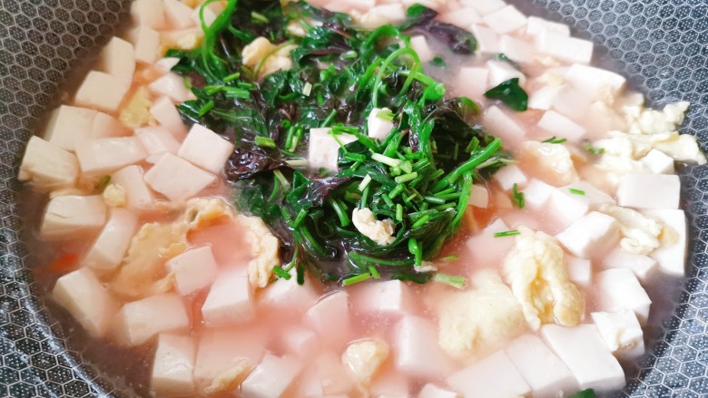 苋菜豆腐汤,关火,撒入葱末即可出锅