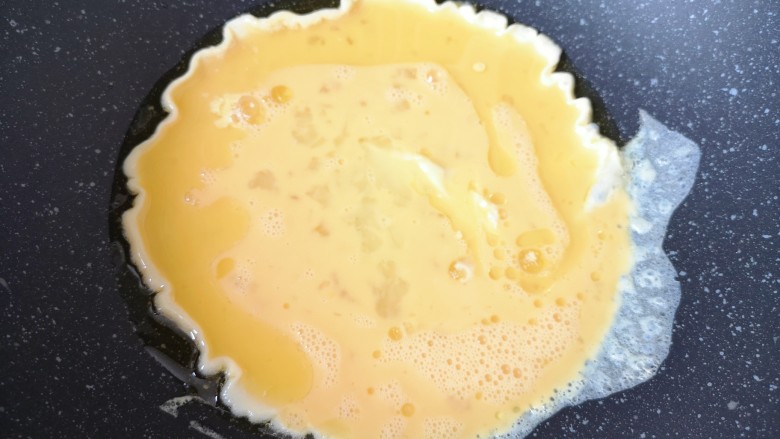 白玉菇炒鸡蛋,炒锅内倒适量的食用油烧热,倒入蛋液。