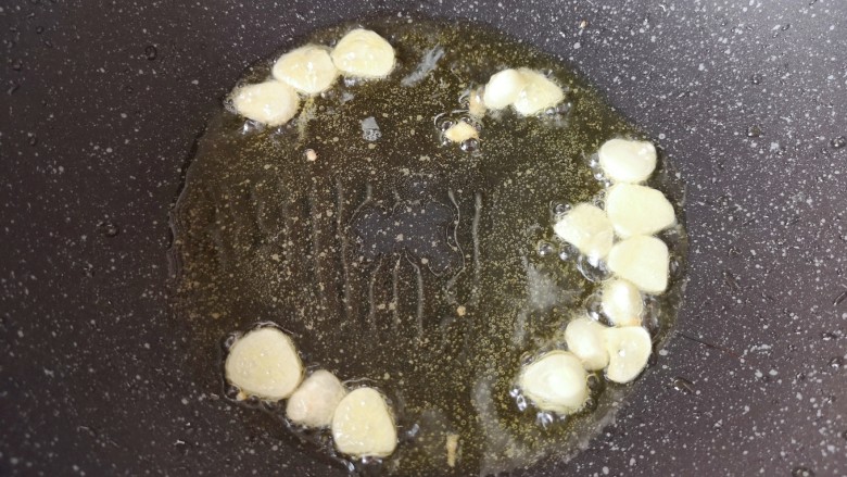 白玉菇炒鸡蛋,炒锅内继续倒油烧热,下入蒜片煸香。