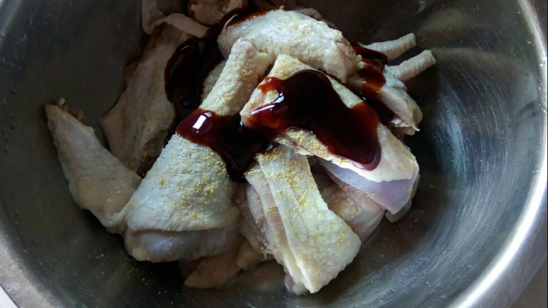 香菇焖鸡,加白胡椒粉、牛抽、<a style='color:red;display:inline-block;' href='/shicai/ 721'>蚝油</a>,拌匀。