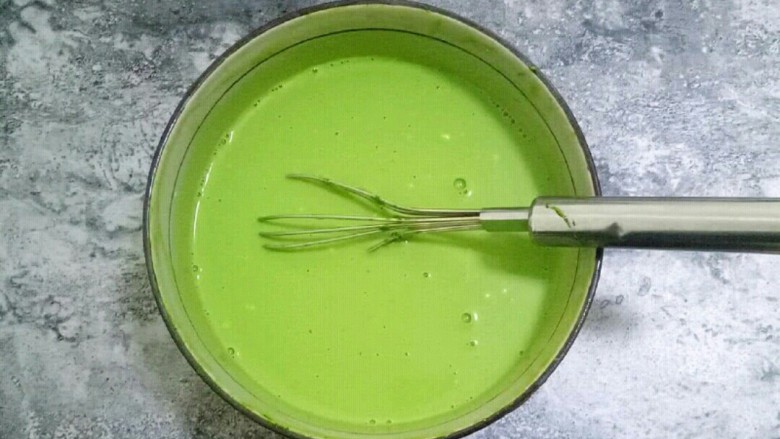 抹茶千层蛋糕,加入黄油抹茶液体,搅拌均匀
