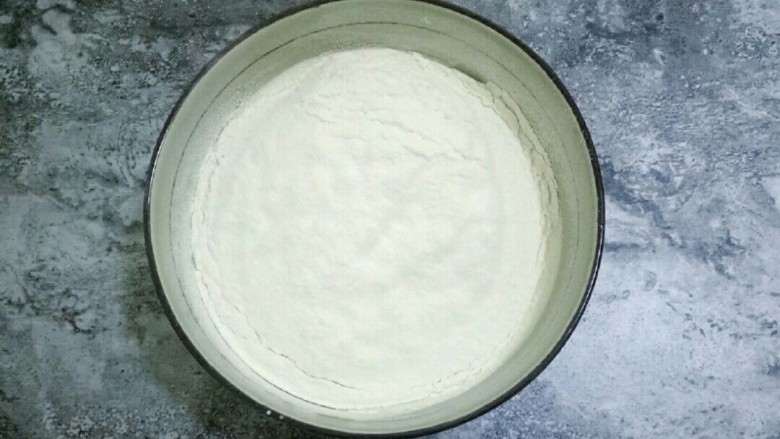 抹茶千层蛋糕,把低筋高粉过筛到鸡蛋液中,搅拌至无干粉状态