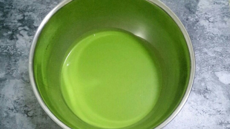 抹茶千层蛋糕,将面糊过筛,盖上保鲜膜,冰箱冷藏30分钟