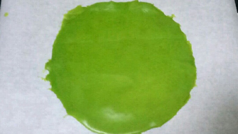 抹茶千层蛋糕,烙好的皮放在油纸上备用,依次烙完剩余的面糊,