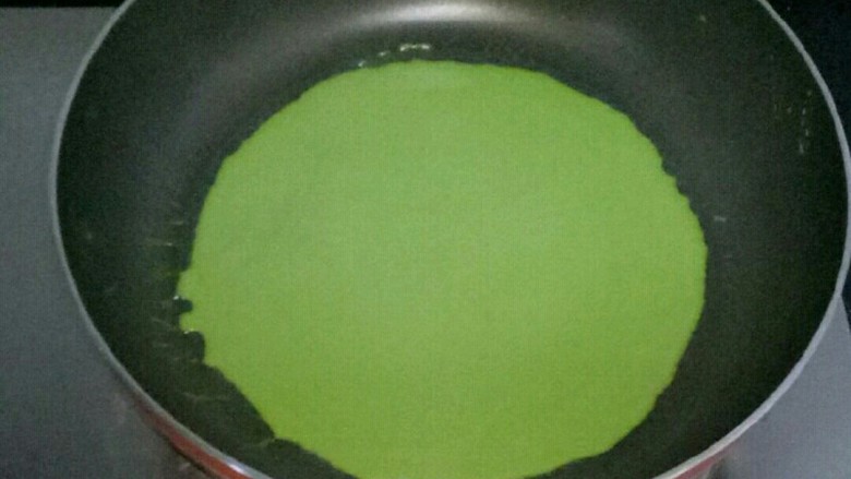 抹茶千层蛋糕,不粘平底锅小火加热,舀适量面糊倒入锅中,转动锅子,使面糊均匀布满整个锅底