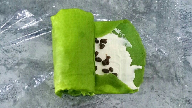 抹茶千层蛋糕,卷起来,卷好放入冰箱冷藏2小时以上