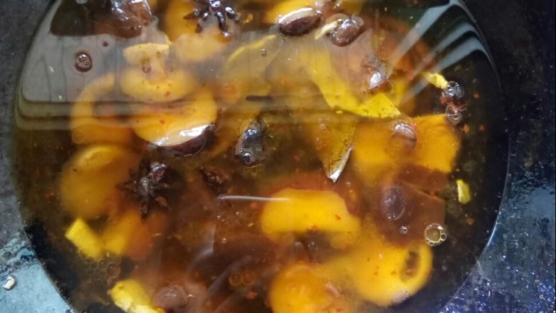 香菇焖鸡,加水,煮十分钟。