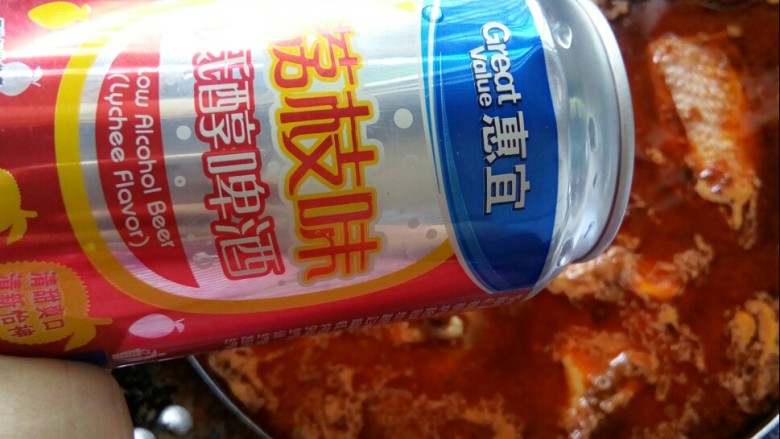 香菇焖鸡,倒入啤酒,大火转小火焖鸡。