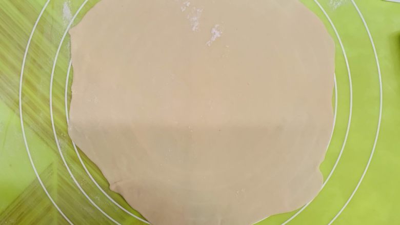 狂野番茄芝士薄底披萨,剩下的面剂擀开成薄片,大概9寸。案板上有尺寸。