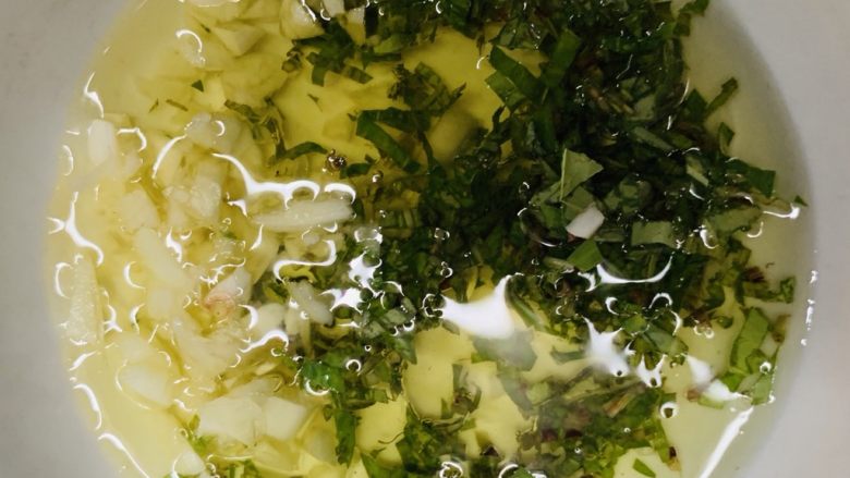 狂野番茄芝士薄底披萨,加入食用油,没有橄榄油我用食用油代替,没毛病。