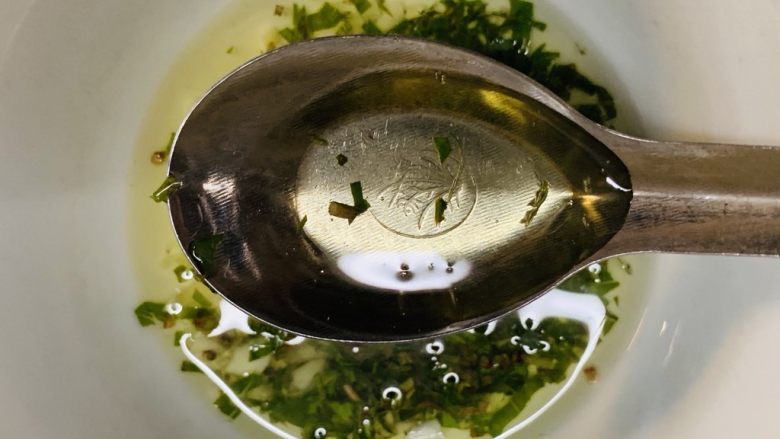 狂野番茄芝士薄底披萨,前边配料里的油勺起来。