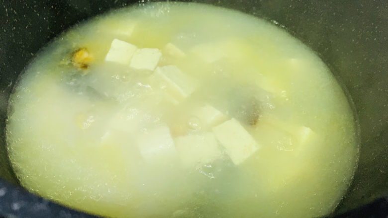 苋菜豆腐汤,转小火,再煮3分钟,熬成白汤