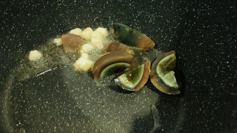 苋菜豆腐汤,热锅,加入干贝和<a style='color:red;display:inline-block;' href='/shicai/ 14'>皮蛋</a>