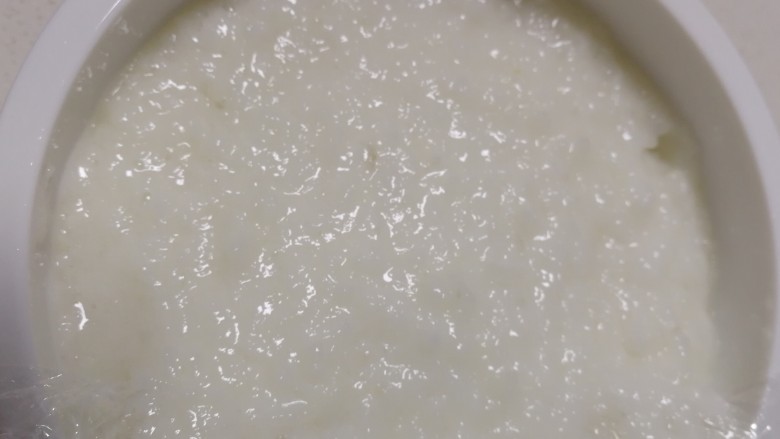 红糖糍粑,保鲜膜密封,冰箱冷藏一晚。