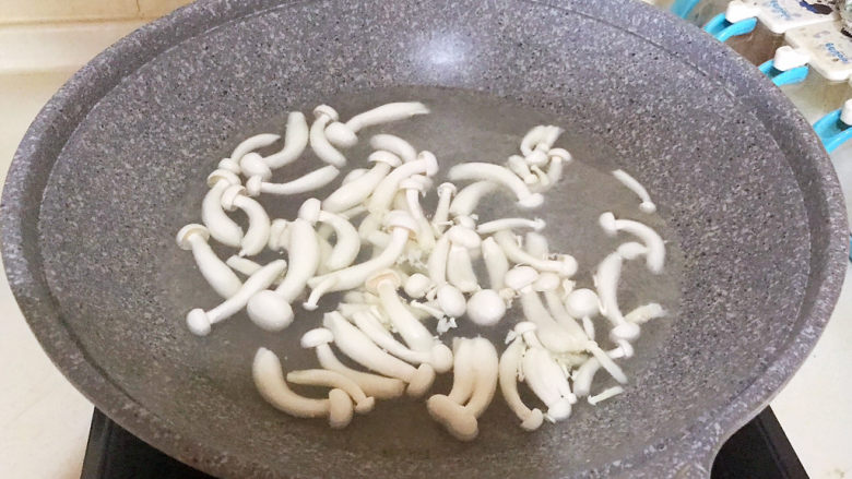 素炒白玉菇,水开后放入白玉菇,焯水1分钟