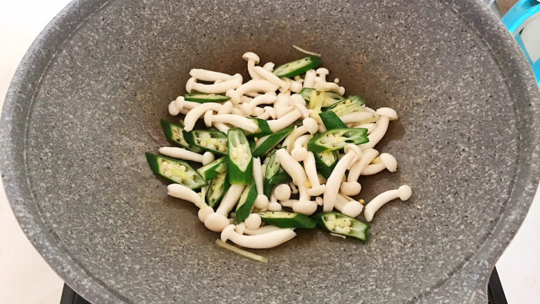 素炒白玉菇,翻炒均匀即可,素炒白玉菇做好了~