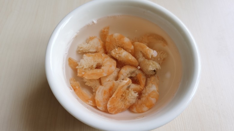 清炒苋菜,<a style='color:red;display:inline-block;' href='/shicai/ 1694'>海米</a>用清水泡软,顺便泡去部分咸味。