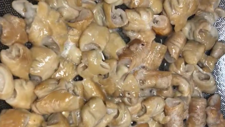 尖椒肥肠,起锅烧油,把肥肠放入锅中煸炒一下,炒至两面金黄。