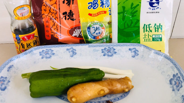 韭菜炒千张,所有调料准备好~
