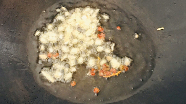 韭菜炒千张,<a style='color:red;display:inline-block;' href='/shicai/ 700'>花椒</a>、姜末下锅炸几下~