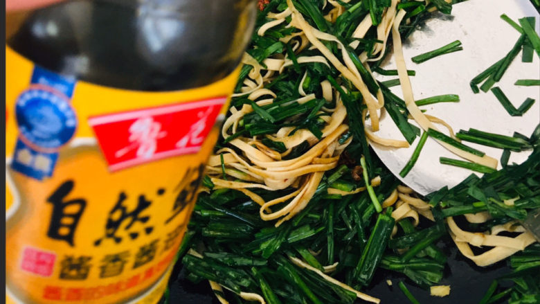韭菜炒千张,加适量酱油~