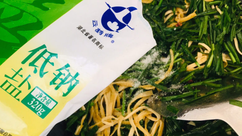 韭菜炒千张,加适量盐~
