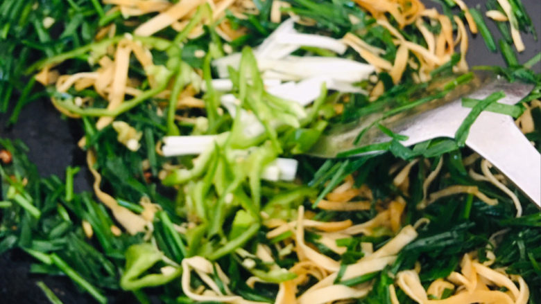 韭菜炒千张,最后加葱,青椒~