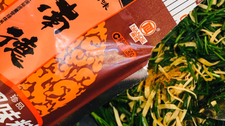 韭菜炒千张,加适量<a style='color:red;display:inline-block;' href='/shicai/ 190015'>南德调料</a>~