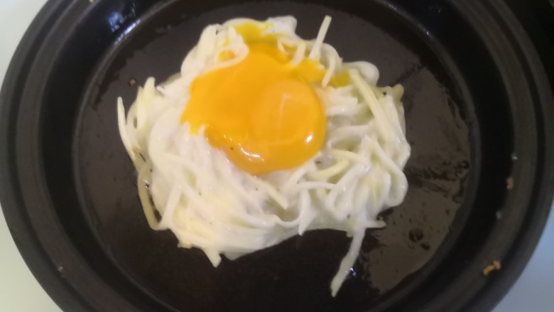 太阳饼,煎至定型,中间放蛋黄。鸡蛋不给力,散黄了
