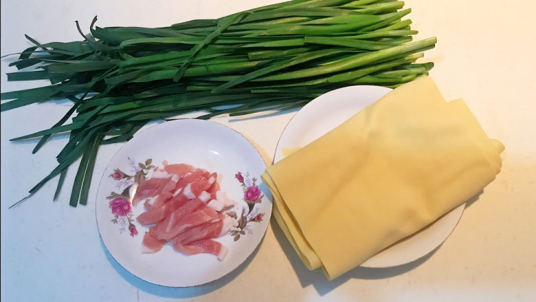 韭菜炒千张,准备食材：<a style='color:red;display:inline-block;' href='/shicai/ 116'>韭菜</a>，<a style='color:red;display:inline-block;' href='/shicai/ 480'>干豆腐</a>，提前把肉片切成小片