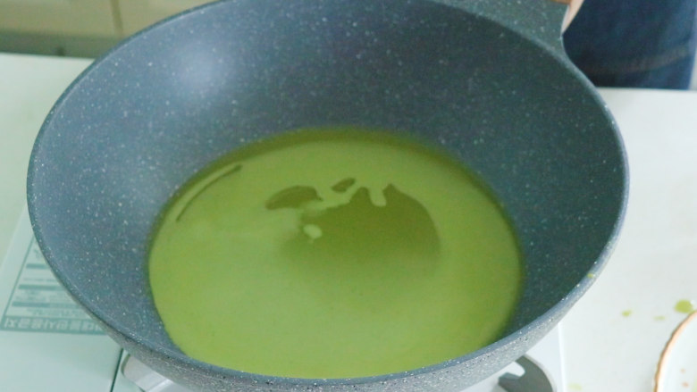 抹茶千层蛋糕,在锅中倒入面糊,摊成薄饼