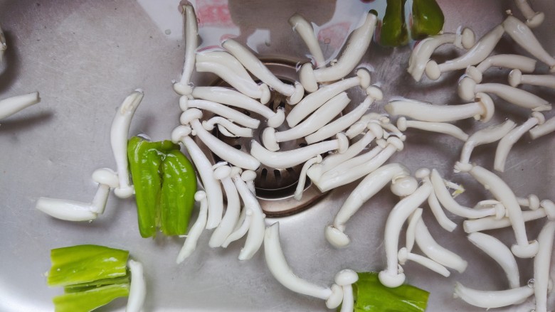 白玉菇炒鸡蛋,白玉菇剪去根部,<a style='color:red;display:inline-block;' href='/shicai/ 61'>青椒</a>去蒂去籽,两者都用清水浸泡片刻