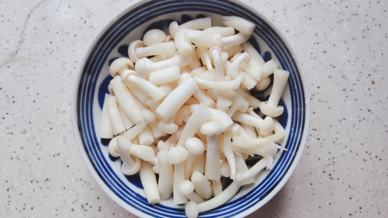 白玉菇炒鸡蛋,白玉菇洗净,一分为二