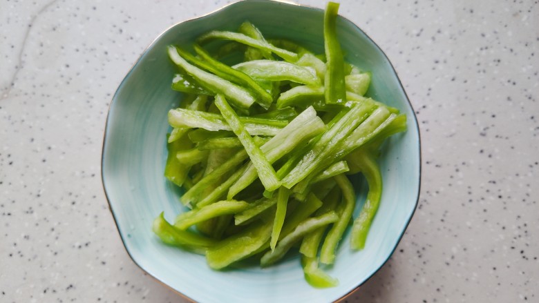 白玉菇炒鸡蛋,青椒洗净,切成丝